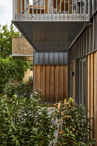 Stålprofiler og træ forenes på facaden af moderne boliger i Aalborg, Badehusvej 1, 9000 Aalborg